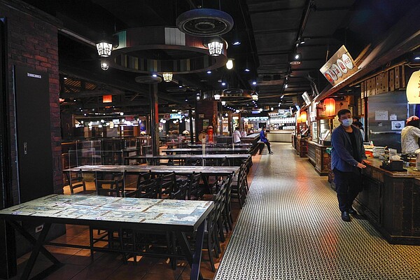 三級警戒期間禁止內用的政策,大幅衝擊餐飲市場。圖/聯合報系資料照