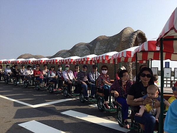 華聲里會固定舉辦郊遊行程,讓大家能夠一起到戶外走走。圖/陳金花提供