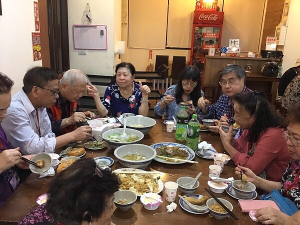 華聲里溫馨的老人共餐。圖/陳金花提供