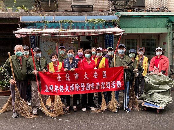 華聲里環保志工參與年終大掃除活動。圖/陳金花提供