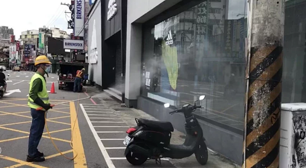 台中市環保局人員在逢甲運動用品周邊消毒。圖/台中市環保局提供