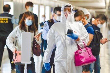 本土疫情尚未清零,民眾期待能盡快恢復往日正常生活,台北市長柯文哲24日評估至少要撐到9月。圖為桃園機場旅客入境。圖/陳麒全攝