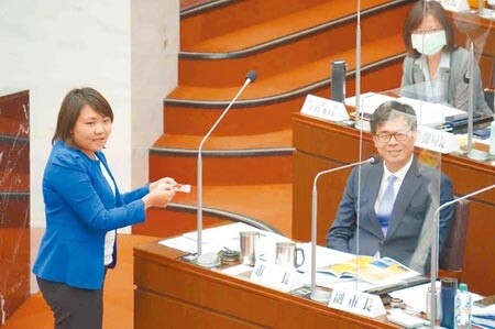 高雄市診所施打疫苗爆亂象，市議員邱于軒直批，衛生局遴選出27間疫苗接種診所是黑箱作業。圖／中時資料照