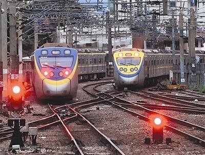 台鐵發現路基流失無法繼續行駛,列車退回台南車站。示意圖/聯合報系資料照片