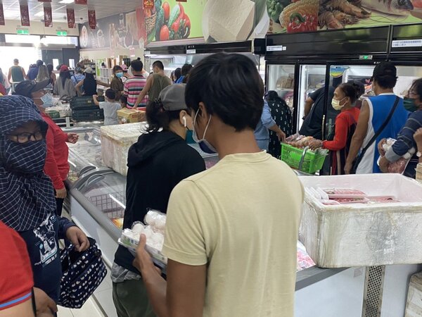 蘭嶼農會生鮮超市裡，擠滿搶購物資的居民。圖／讀者提供
