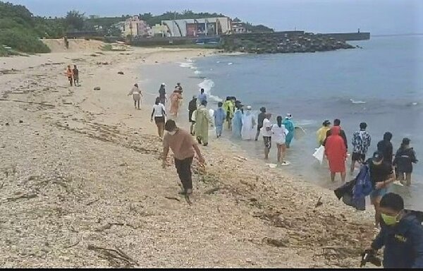 中油大林油廠位於高雄外海的輸油管破裂,油汙隨海流南漂到屏東縣琉球鄉沿岸,對環境生態和漁民生計造成衝擊;中油承諾會與琉球鄉公所及漁會協調汙染造成的損害賠償事宜,以最大誠意承擔起責任。圖/琉球區漁會提供