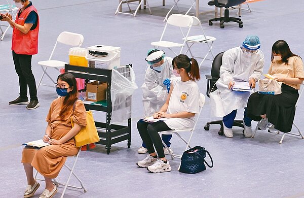 孕婦對於接種新冠疫苗疑慮多,可參考台灣周產期醫學會的建議。記者曾學仁/攝影