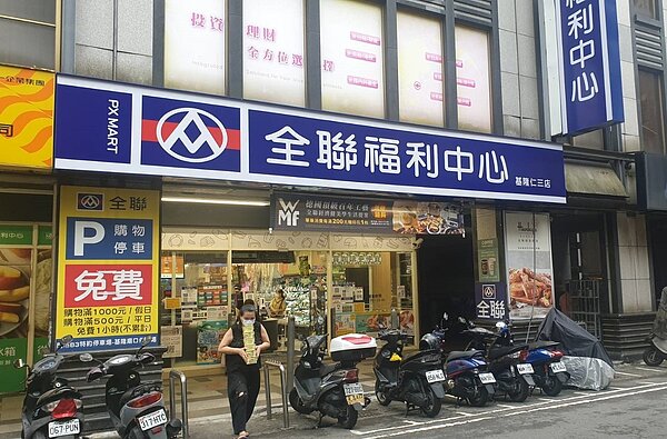 基隆市長林右昌今天說，案14268在14日下午曾到全聯仁三店消費，自述人潮很多，市府將調取實聯制資料並發細胞簡訊示警。記者邱瑞杰／攝影 