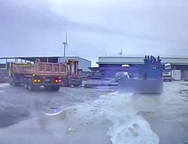 桃園市魏男載運鋼樑,遭一根鬆脫鋼樑擊中壓倒送醫不治。記者曾增勳/翻攝