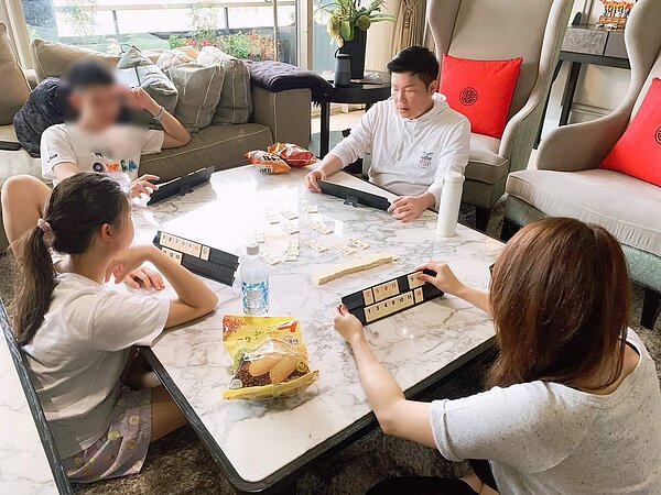 曾國城配合防疫宅家耍廢,一家四口齊聚玩以色列麻將,燒腦之餘也讓內湖豪宅內部曝了光。圖/取自曾國城臉書