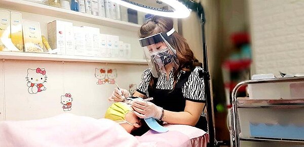 嘉義市政府取消美甲美睫業營業禁令，呼籲業者落實實聯制、梅花座、器具消毒等防疫措施。圖／記者卜敏正翻攝
