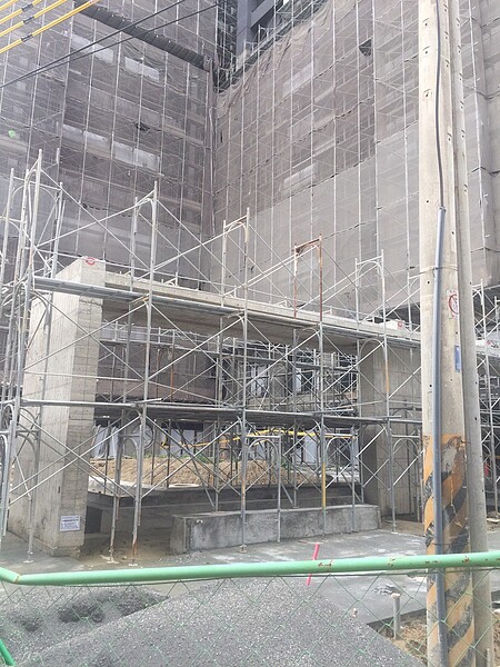 台中市北屯區敦富二街一處建築工地發生工安意外,徐姓工人不明原因墜落,當場不治。圖/讀者提供