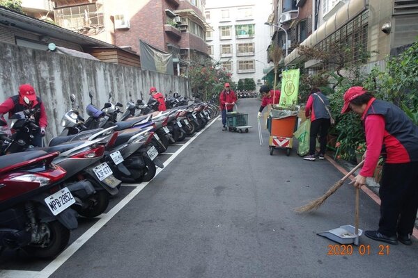 錦華里環保志工打掃街道。圖／溫美珠提供