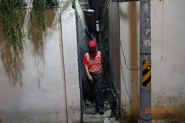 錦華里巡守隊於防火巷內巡邏。圖/溫美珠提供