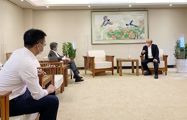 行政院院長蘇貞昌表示,日本贈與的疫苗數量接近台灣一成人口數。圖/取自蘇貞昌臉書