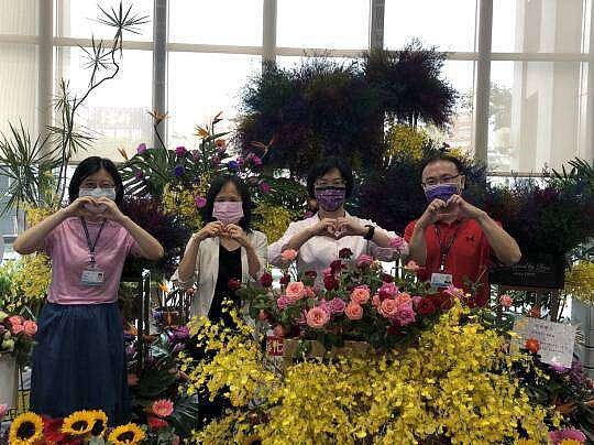 農糧署和彰化縣政府聯手搶救花卉，在公部門辦公廳舍布置花藝。圖／縣政府提供