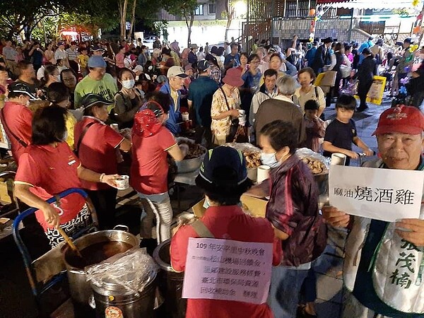 在西松公園舉辦的中秋晚會，吸引許多民眾前來參與。圖／洪温滿提供
