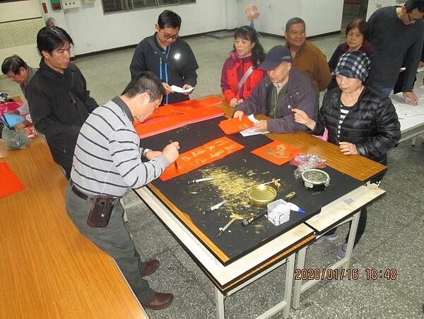 板橋區華德里舉辦寫春聯活動。圖/截自臉書「陳寶銓」