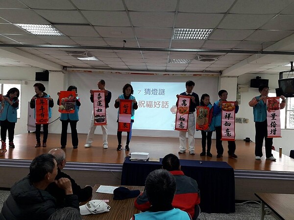 板橋區華德里舉辦猜燈謎活動。圖/截自臉書「陳寶銓」