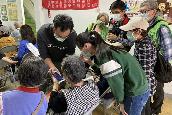 手機剪輯課程。圖/劉宗勳里長提供