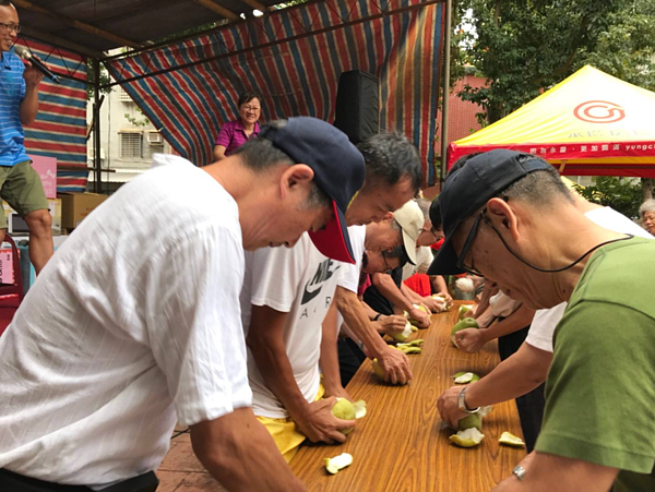 中秋撥柚子皮比賽。圖／興福里臉書粉絲專頁
