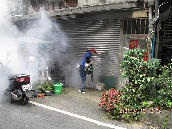 板橋區華德里防疫消毒。圖/截自臉書「陳寶銓」