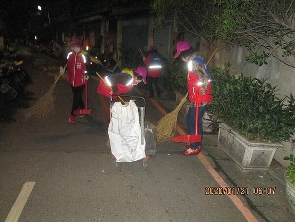 板橋區華德里環保志工清掃街道。圖/截自臉書「陳寶銓」