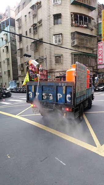 板橋區華德里防疫消毒。圖／截自臉書「陳寶銓」
