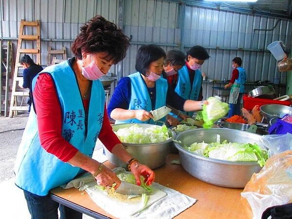 板橋區華德里舉辦共餐。圖/截自臉書「陳寶銓」