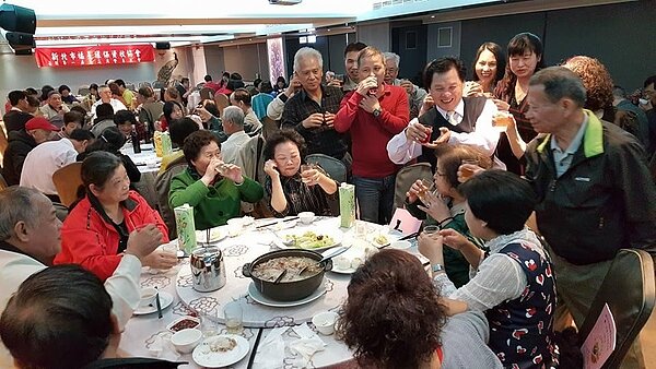 板橋區福星里環保資收協會聚餐。圖/截自臉書「板橋區&福星里」