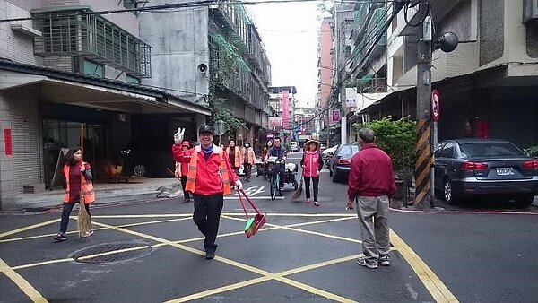 板橋區福星里環保志工清掃街道。圖/截自臉書「板橋區&福星里」