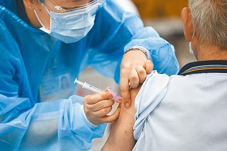 對於國產疫苗的疑慮近期層出不窮,衛福部應該讓整個程序更透明,建立國人對國產疫苗信心,讓國產疫苗光榮上架。圖為民眾24日施打疫苗的情形。(鄧博仁攝)