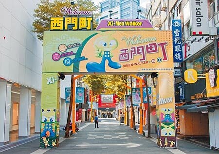 全國三級警戒,讓許多休閒娛樂業受到極大衝擊,西門町人潮少的可憐,如今警戒再延長,更讓附近戲院業者叫苦連天。(本報資料照片)