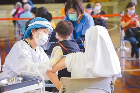 學者轟台灣疫情困境在於不正常的政府。圖為台中市快打站昨日疫苗接種的畫面。（盧金足攝）
