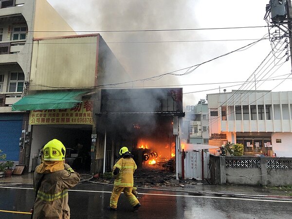 高雄市路竹區延平路一間自助洗衣店今天傍晚突然發生大火,疑似瓦斯外洩釀禍。記者陳玫伶/翻攝