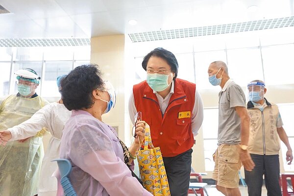 中央開放疫苗殘劑給18歲以上國人登記施打，基隆市長林右昌（右三）25日表示，這已造成地方上很大的誤解與困擾。（基隆市政府提供／張穎齊台北傳真）