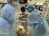 掃一下Qrcode聽成「嗽」一下　阿伯在接種站前咳起來