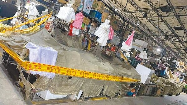 台北市第一果菜批發市場發生確診者感染,36個攤位遭封鎖,預計停業3天展開清潔、消毒。圖/民眾提供
