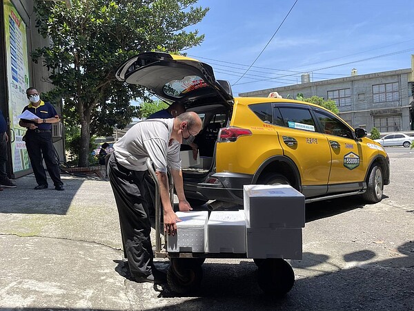 中市計程車疫情期間協助載貨送餐。圖／台中市政府提供