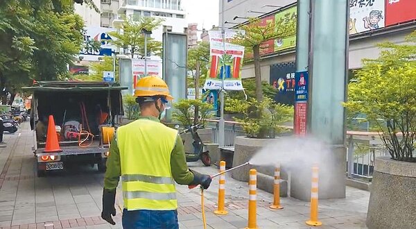 台中市環保局針對埔里鎮2名確診男性個案，其疫調足跡，環境一一消毒噴灑。圖／台中市政府提供