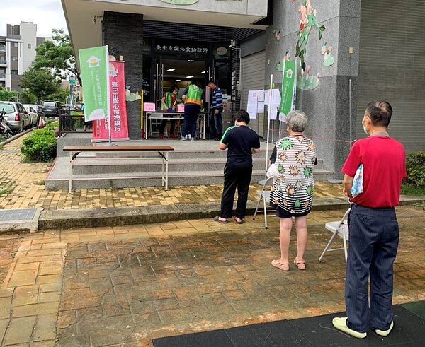 愛心食物銀行發放場域也拚防疫，設置排隊間隔維持室內1.5公尺、戶外1公尺社交距離。圖／台中市政府提供