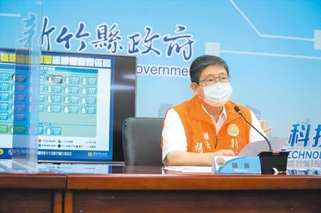 新竹縣長楊文科說明縣內疫情狀況,新增1名醫院內的住民。(莊旻靜攝)