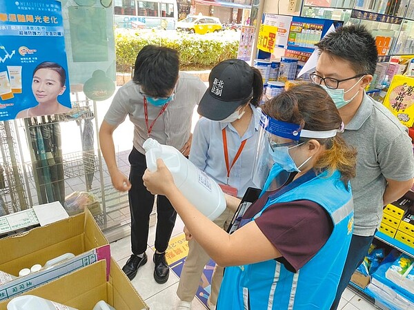 新北民生物資物價平穩小組查訪酒精價格。圖／新北民生物資物價平穩小組提供