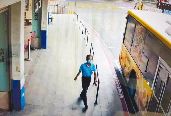 台南市政府交通局率先在新營客運總站裝置AI智慧防疫系統，可自動偵測人流狀況、旅客是否配戴口罩。圖／摘自交通局網站畫面