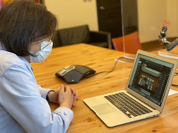 蔡英文總統透露已與慈濟證嚴上人視訊談捐疫苗,保證積極處理。圖/翻攝蔡英文臉書