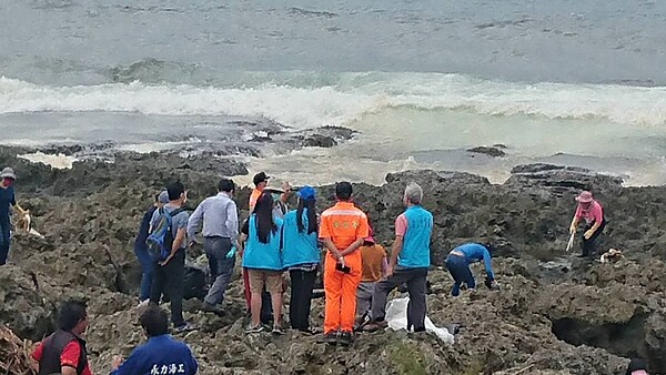 中油大林煉油廠高雄外海浮筒破裂外洩的原油，向南擴散至屏東恆春半島西海岸，部分沖上山海海岸的礁石上。圖／海委會提供
