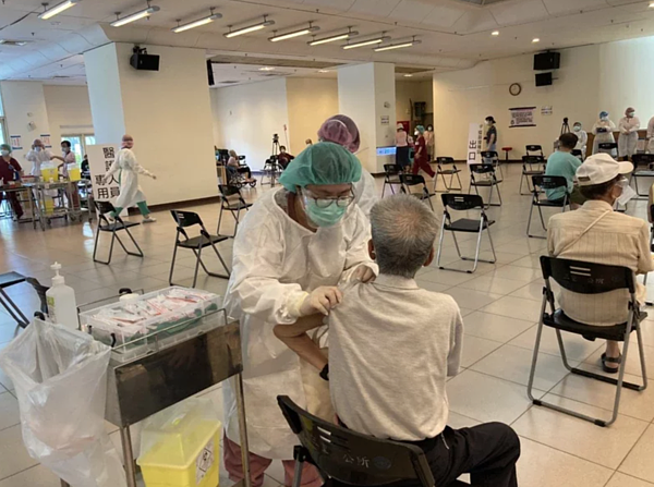 新北市迄今已累計50例接種疫苗會死亡案例,也讓新北75歲以上長輩接種疫苗意願大幅降低,從首日6成多的接種率,下降到目前的34.9%。圖/聯合報系資料照