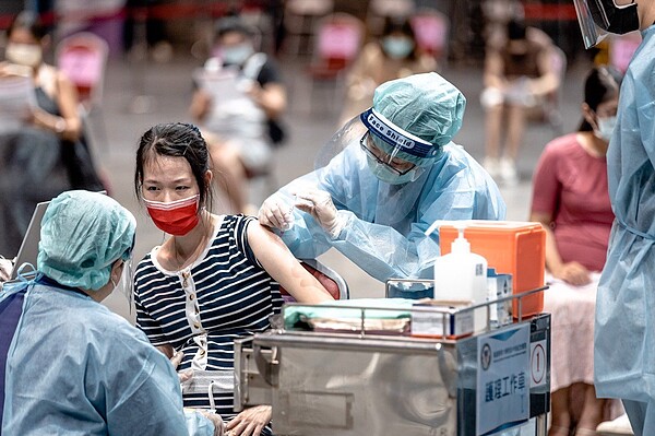 高雄巨蛋大型疫苗接種站,26日下午首度開放孕婦預約接種疫苗。圖/高雄市政府提供