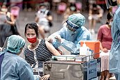高雄巨蛋昨開放孕婦打疫苗　準媽媽挺肚接種護寶寶
