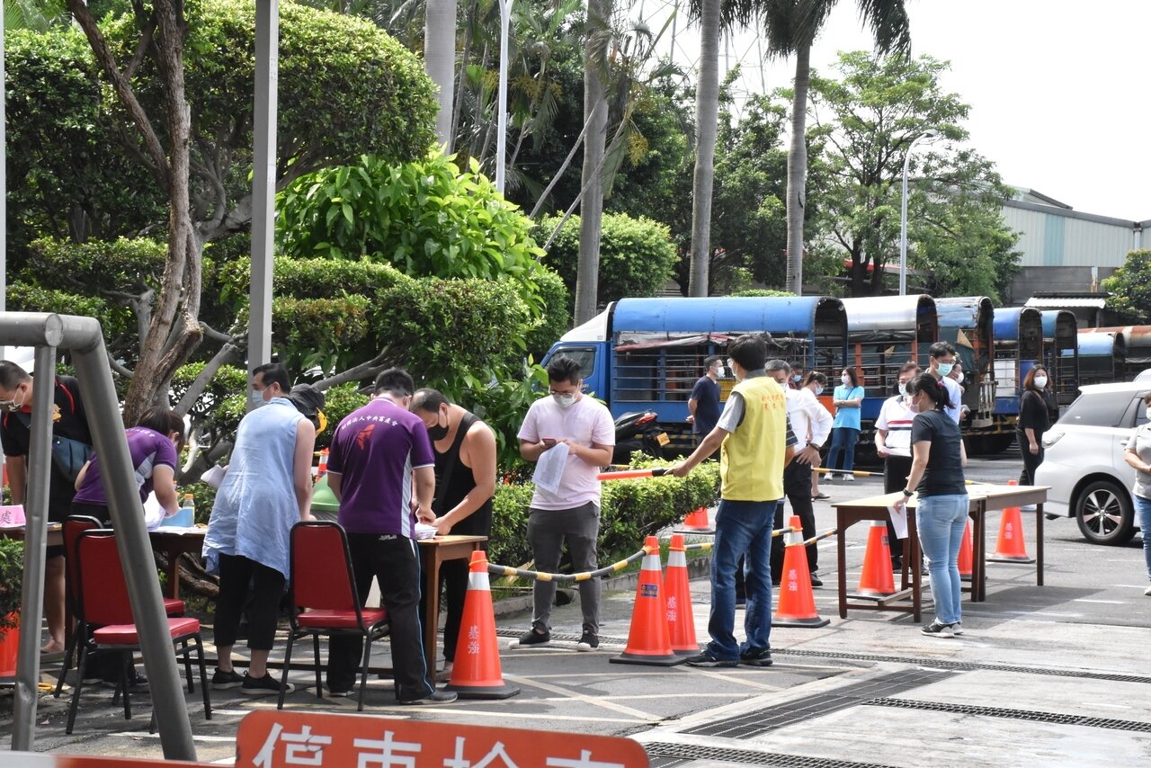 新北肉品市場昨天現場篩檢分流、分時段,採人員單進單出模式。記者江婉儀/攝影